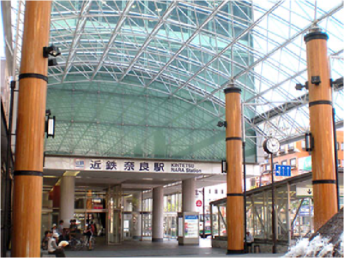 近鉄奈良駅前　大屋根の大柱